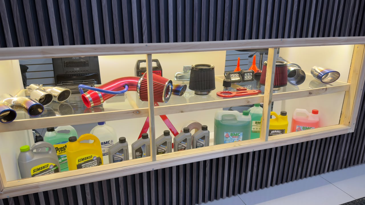 Vitrina con filtros de aire, accesorios y refrigerantes automotrices en D&L Motors
