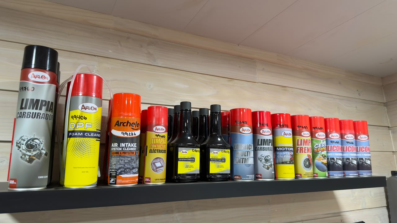 Vitrina de productos Arlon para limpieza y mantenimiento automotriz en D&L Motors